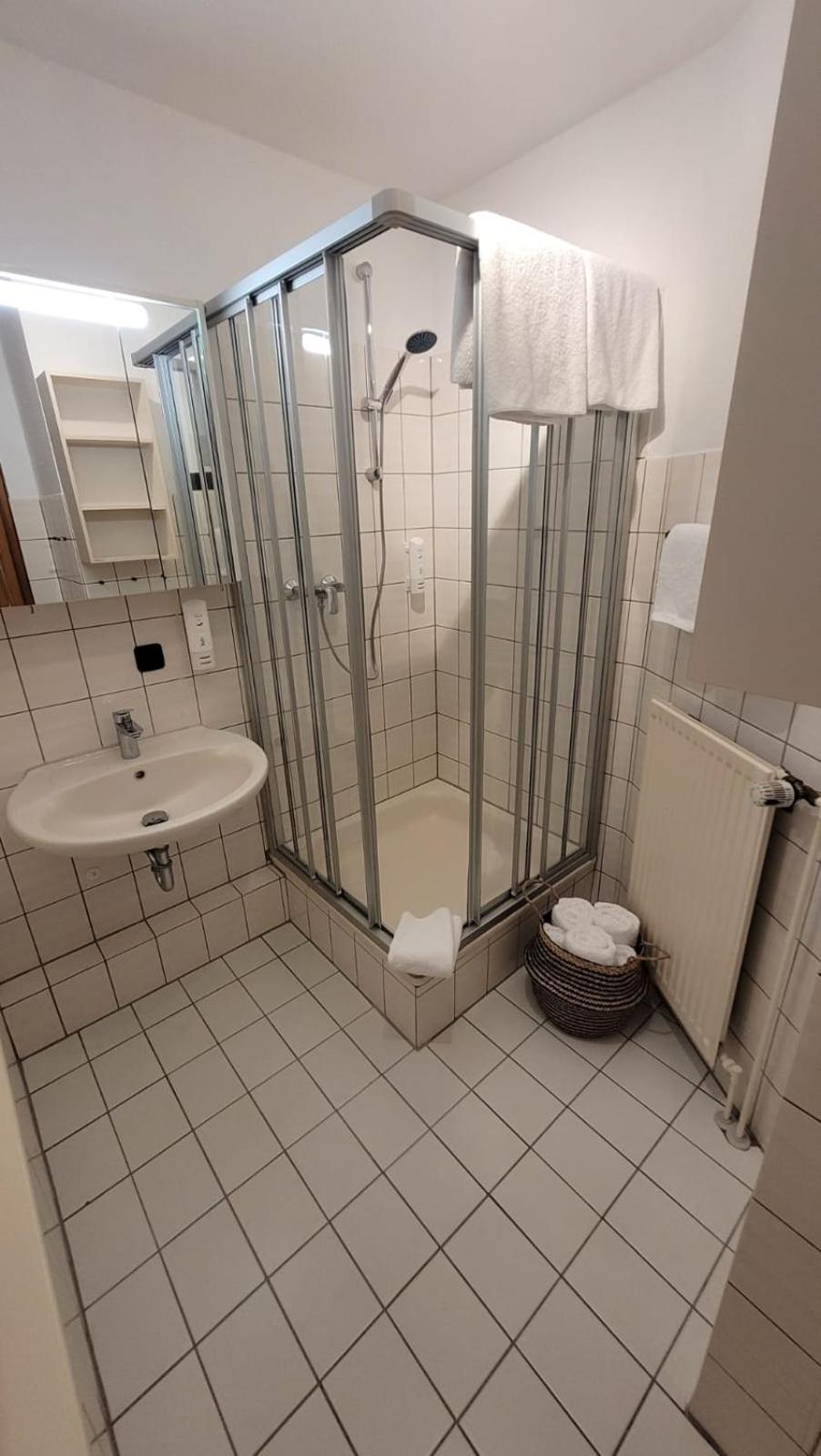 Zur Linde 3*